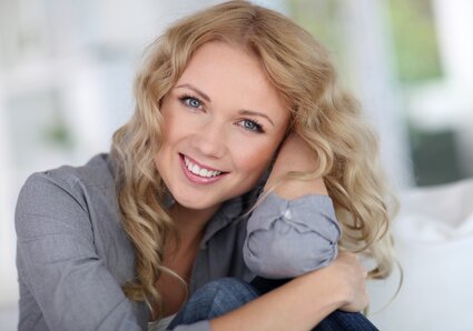 blond haired woman smiling nice white teeth, teeth whitening Warren, OH